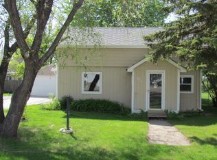 904 37th St SE, Minot, ND 58701