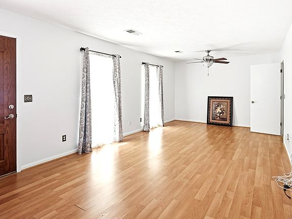 3rd image of 2812 White Chapel Dr