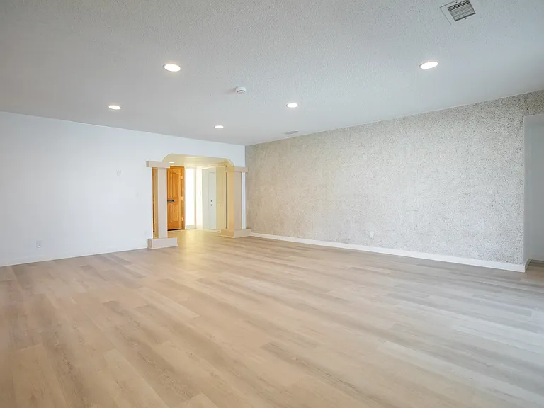 11801 Rexford Rd — Photo 3