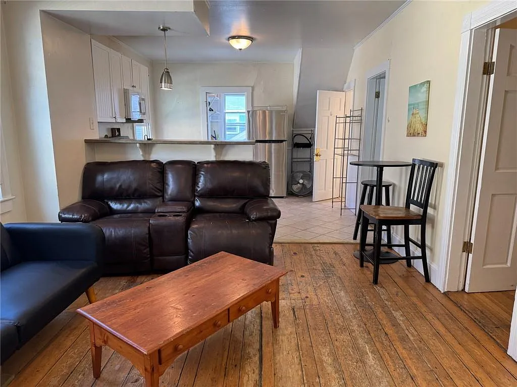 5 bed, 2.0 bath, 1765 sqft, $4,000 — Photo 2