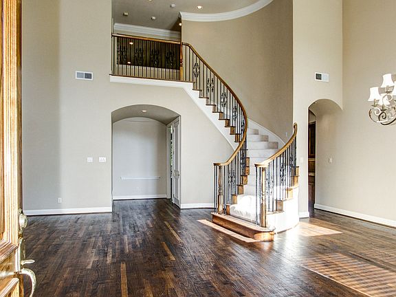 3rd image of 1708 Surrey Ln