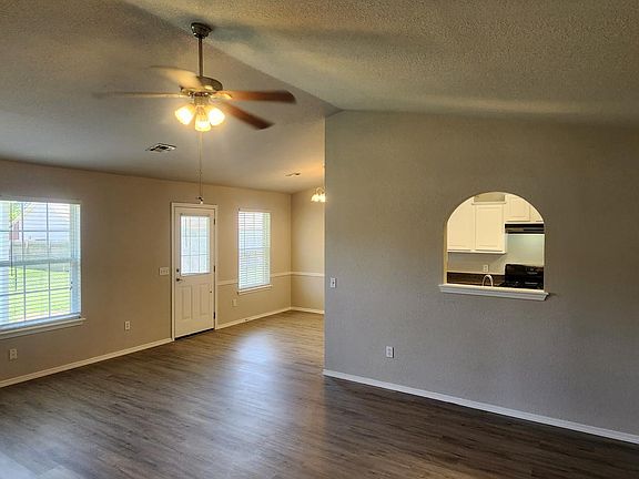 4th image of 2110 Greenbrier Cir