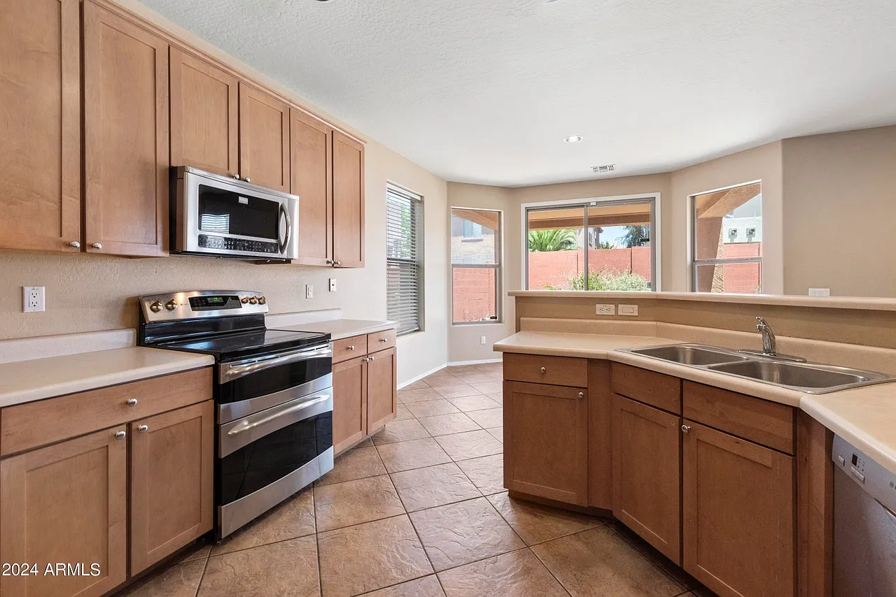 5 bed, 2882 sqft, $2,700 — Photo 4