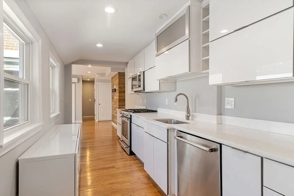 2 bed, 2.0 bath, 1318 sqft, $3,700 — Photo 2