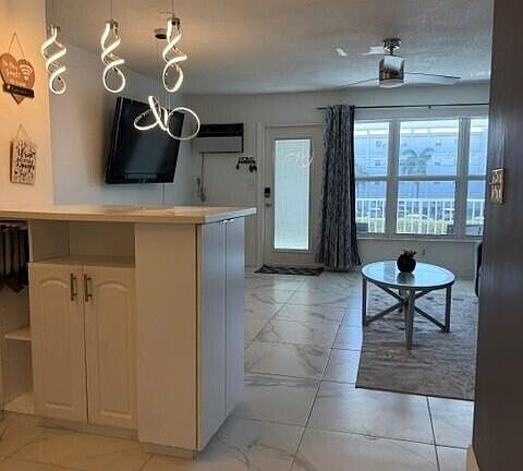 4th image of 1110 N Riverside Dr APT 25