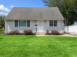 63 Twin Lawns Ave, Hicksville, NY 11801