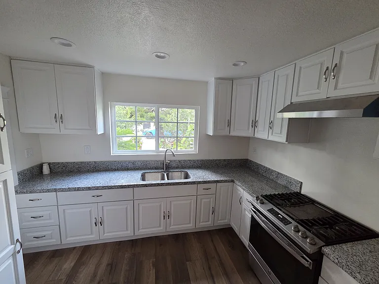 1345 S Flower St — Photo 16
