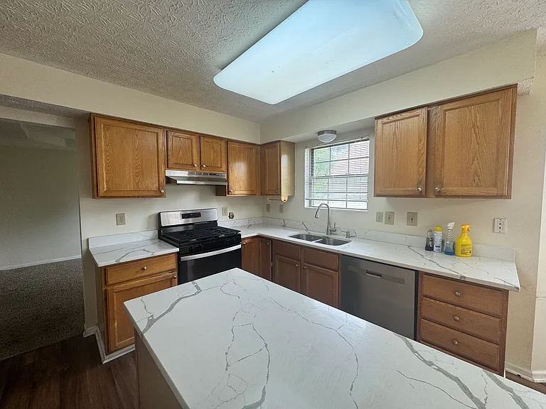 5698 Grantham Ln — Photo 13