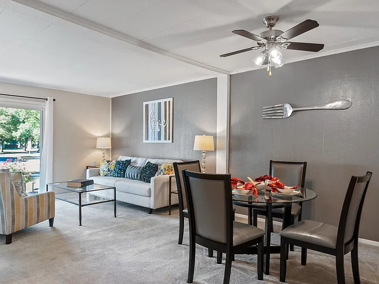 Oxford Manor Apartments and Townhomes — Photo 8