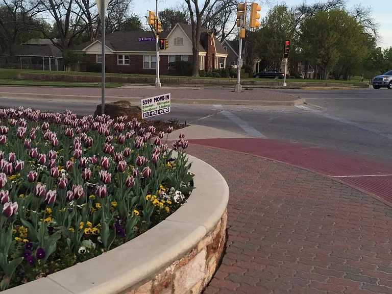 3105 Stadium Dr — Photo 2