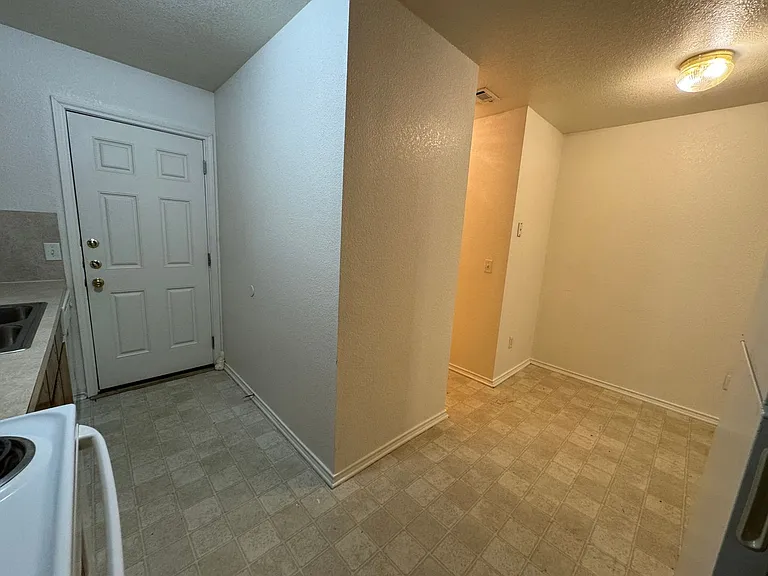 2005 Monte Carlo Ln — Photo 13