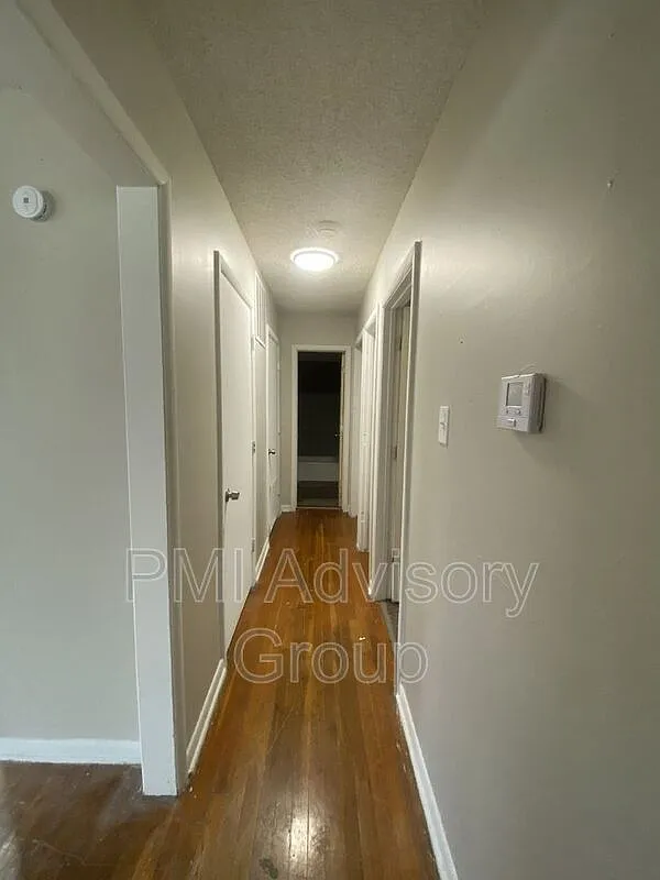 3 bed, 1.0 bath, 904 sqft, $900 — Photo 2