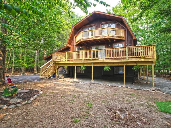 1762 Rolling Hills Dr, Tobyhanna, PA 18466