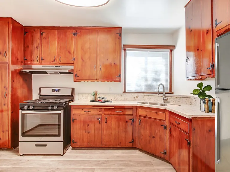 12224-34 Chandler Blvd — Photo 10