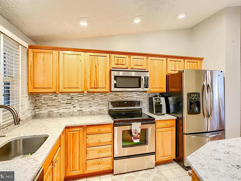 8908 Golden Tree Ln — Photo 10
