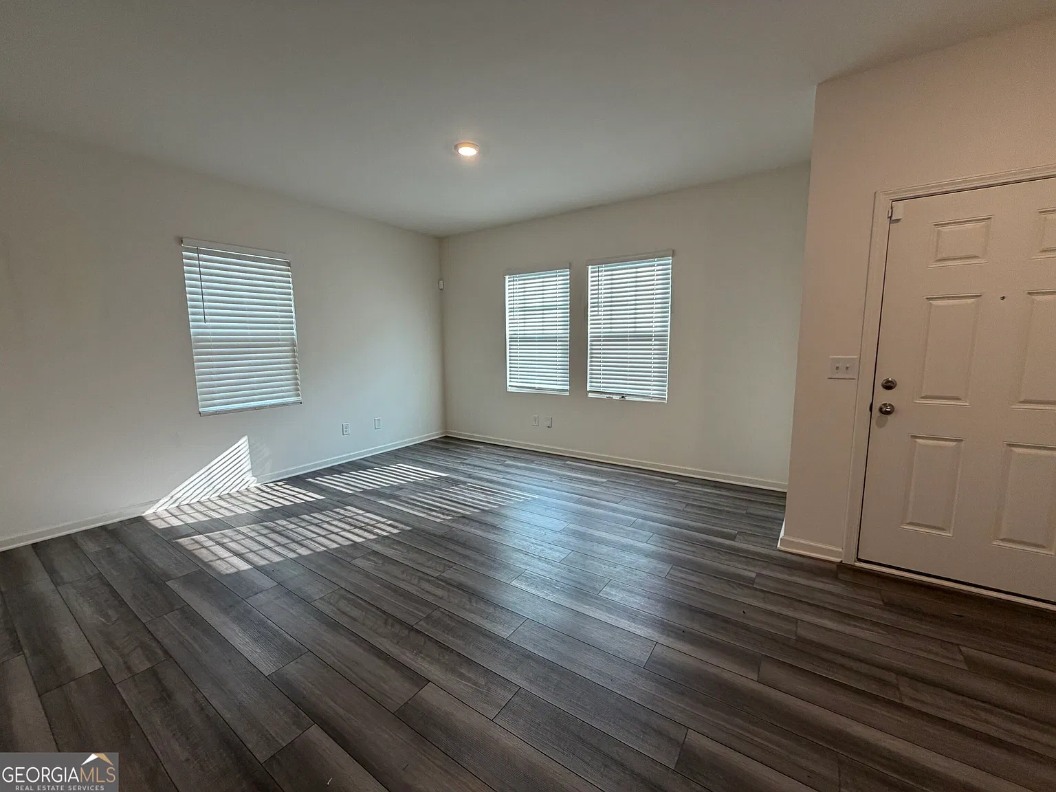 3 bed, 2.5 bath, 1594 sqft, $2,050 — Photo 3