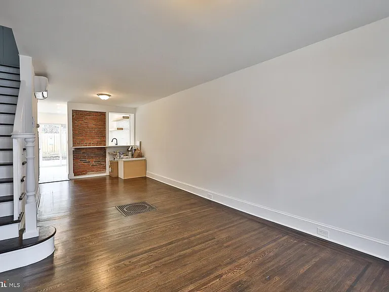 1308 E Oxford St — Photo 3
