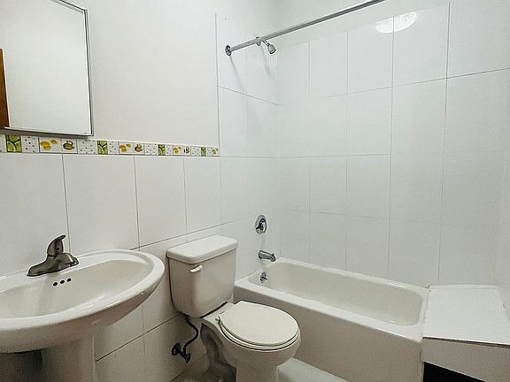 3rd image of 215 E 115th St #2