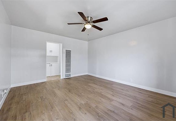 3rd image of 727 W 81st St APT 1