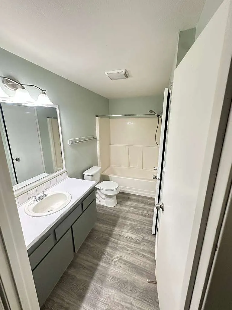 2 bed, 880 sqft, $1,899 — Photo 3