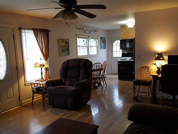 3rd image of 8 Meadow Ln