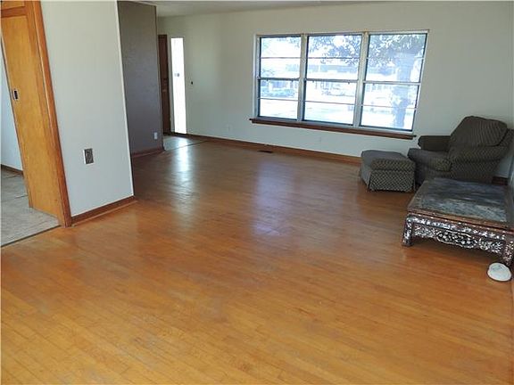 3rd image of 1924 N Peniel Ave