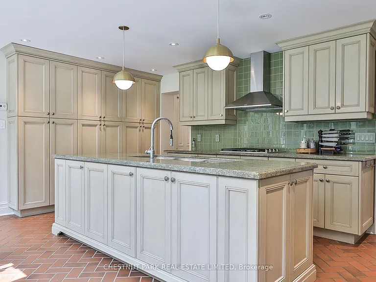 21 Douglas Cres — Photo 12