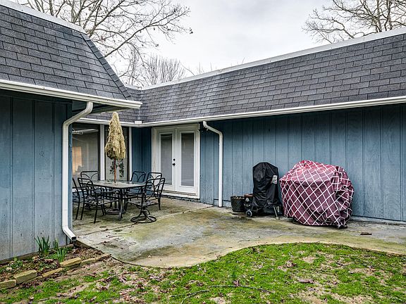 5th image of 130 Lakeshire Dr