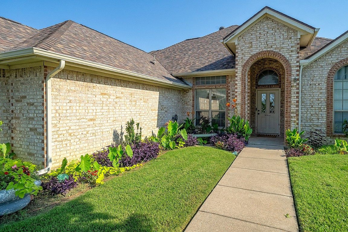418 Woodlawn St, Krum, TX 76249 Zillow