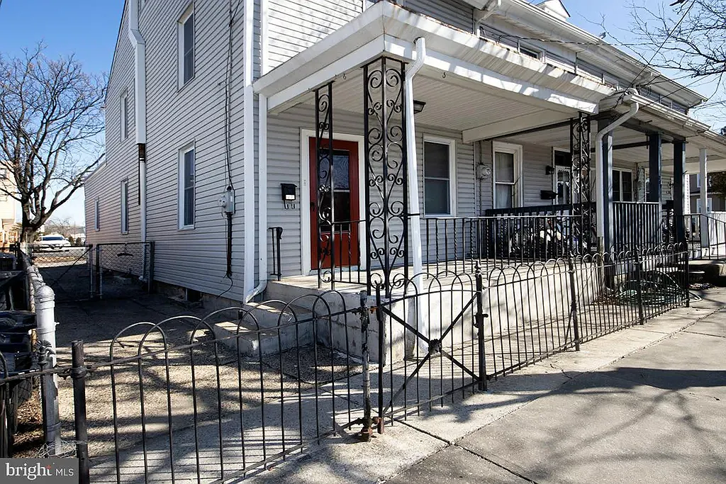 3 bed, 962 sqft, $2,100 — Photo 1
