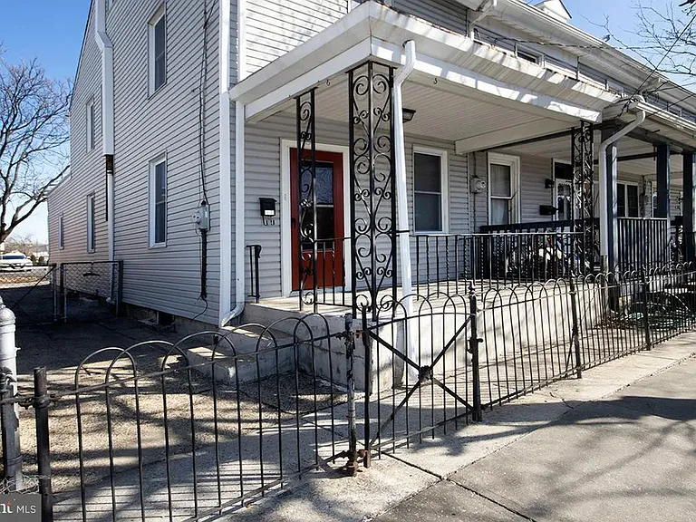207 Somerset St — Photo 1