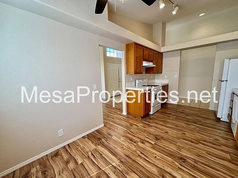 14390 Hillsborough Dr — Photo 11