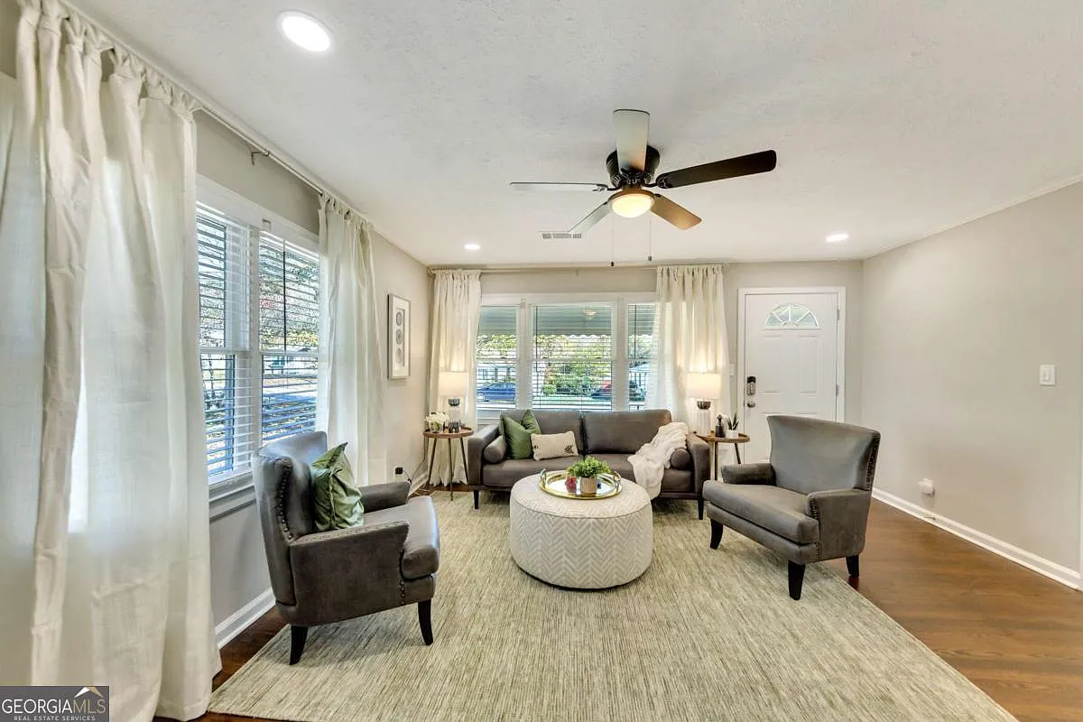 2 bed, 1.0 bath, $3,300 — Photo 2