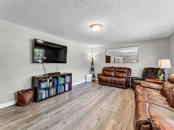 3rd image of 1901 Plumb Creek Cir