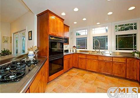 5th image of 1015 Golden Gate Dr