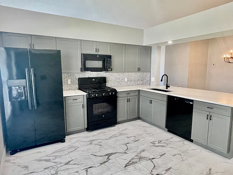 3302 Santa Monica Dr — Photo 10
