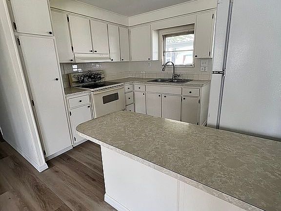 3rd image of 3645 Edam St