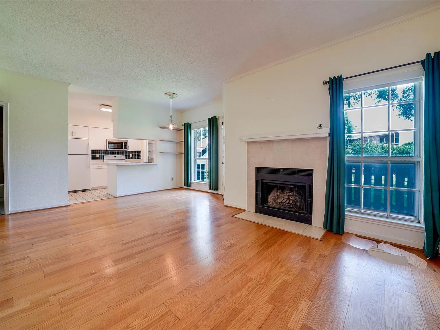 2 bed, 879 sqft, $1,700 — Photo 2