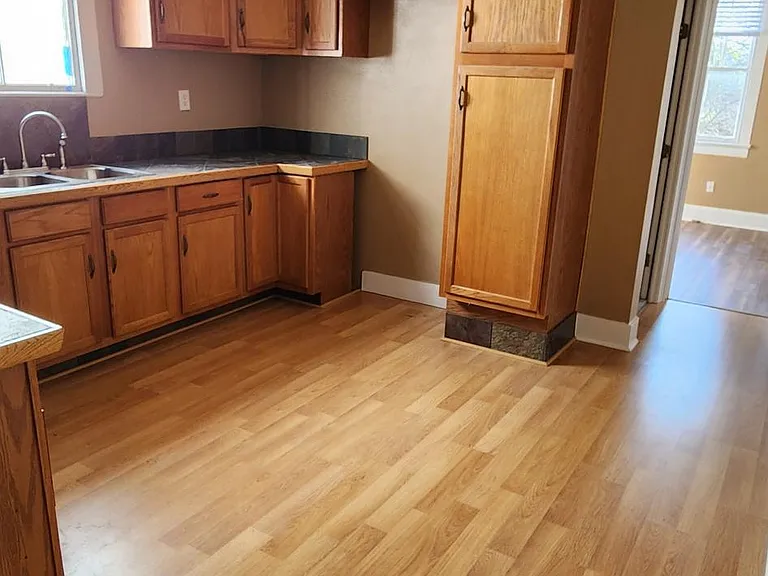 2423 Franklin Ave — Photo 12