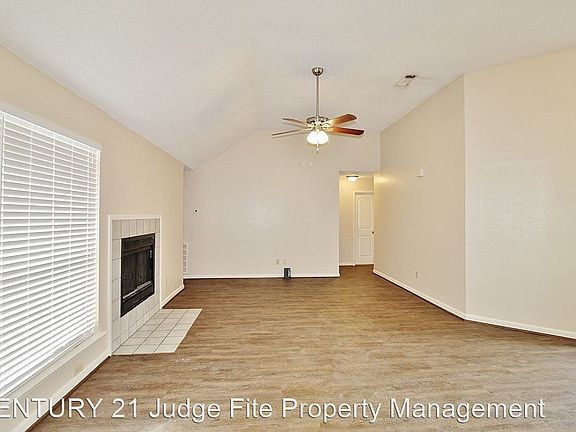 2nd image of 929 Simon Dr