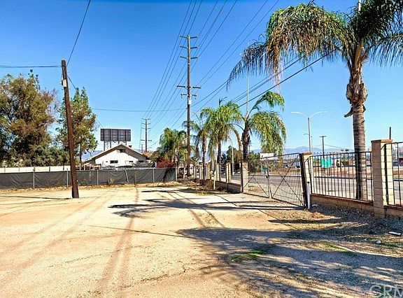 2nd image of 2941 S La Cadena Dr