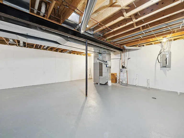 4976 Saddle Brook Ct — Photo 35