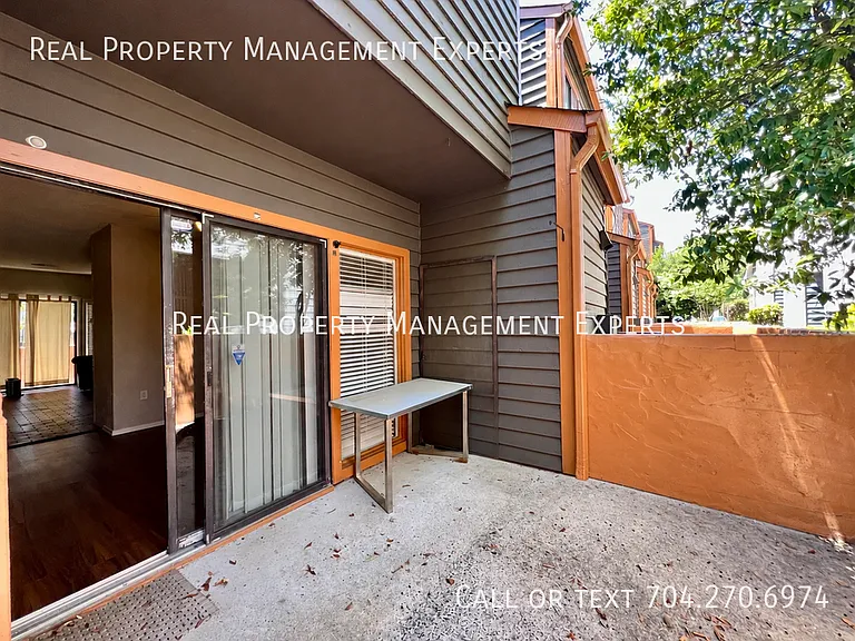 414 W 8th St — Photo 13