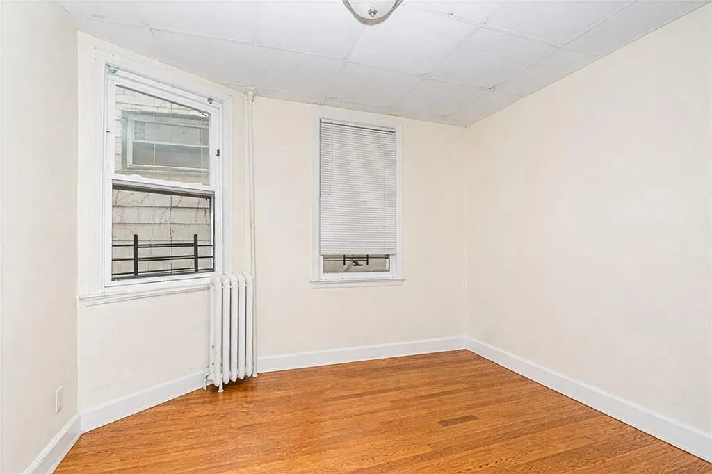3 bed, 1.0 bath, 1000 sqft, $3,333 — Photo 3