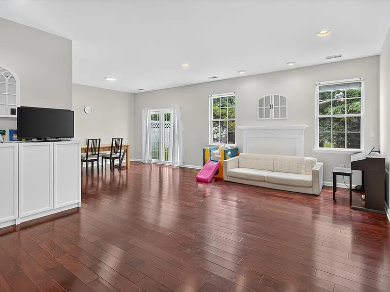 261 Concord Pl — Photo 11