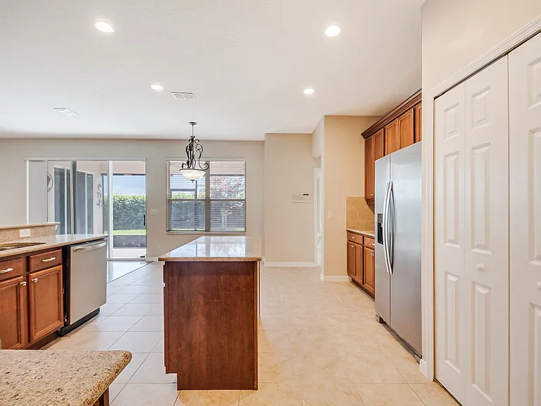 1904 Candlenut Cir — Photo 52