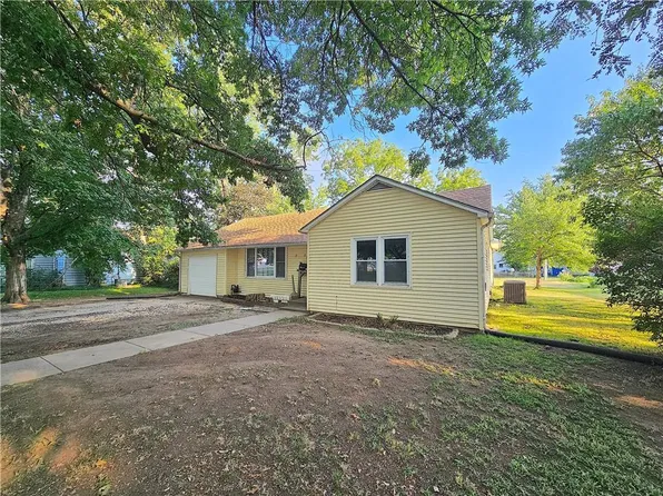 238 E 2nd Ave, Garnett, KS 66032