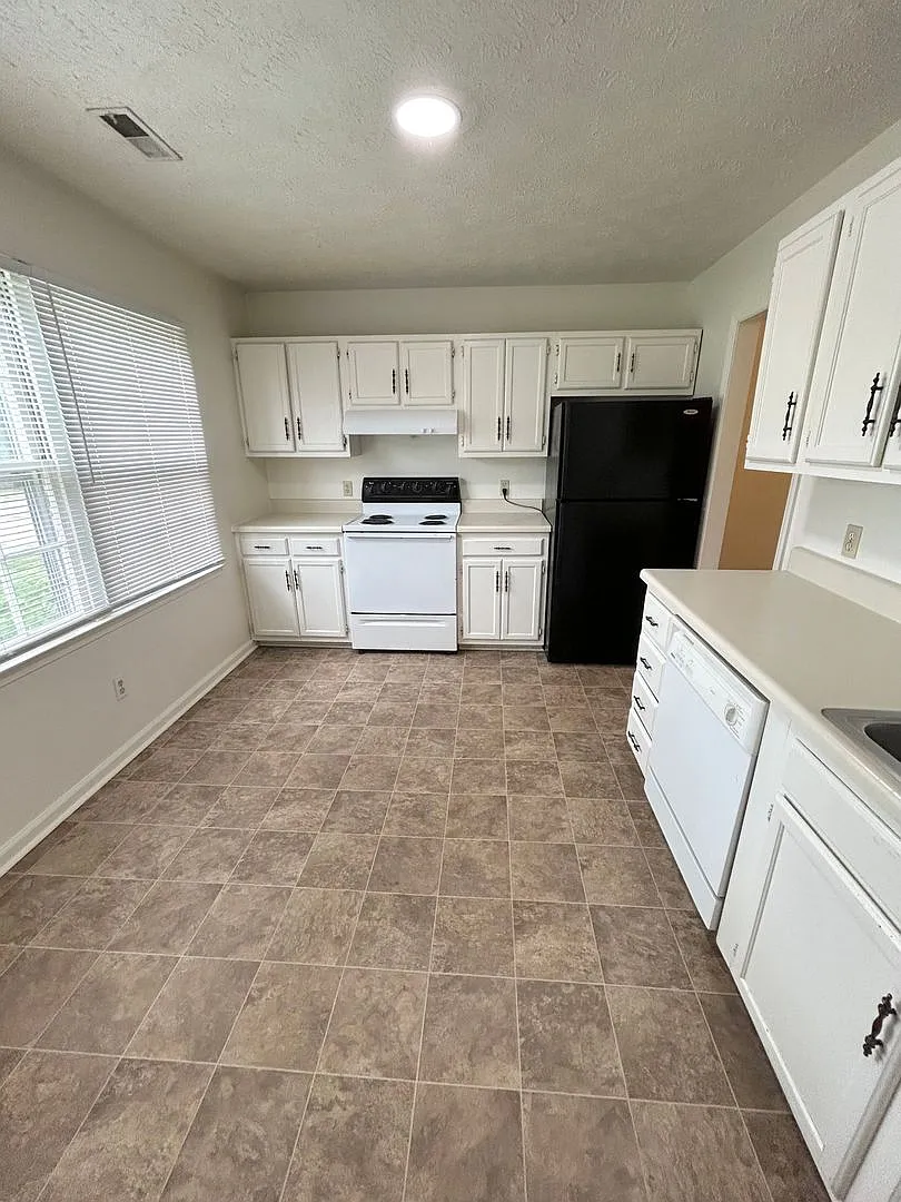 Spacious Townhome Near Campus — Photo 4