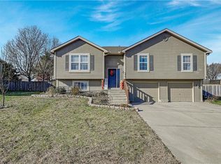 546 Hithergreen Dr, Lansing, KS 66043
