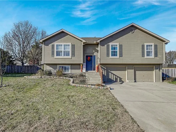 546 Hithergreen Dr, Lansing, KS 66043